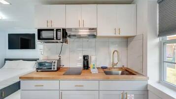 Mikrobølgeovn, kokeplater, kaffetrakter/tekoker og kjøkkenutstyr