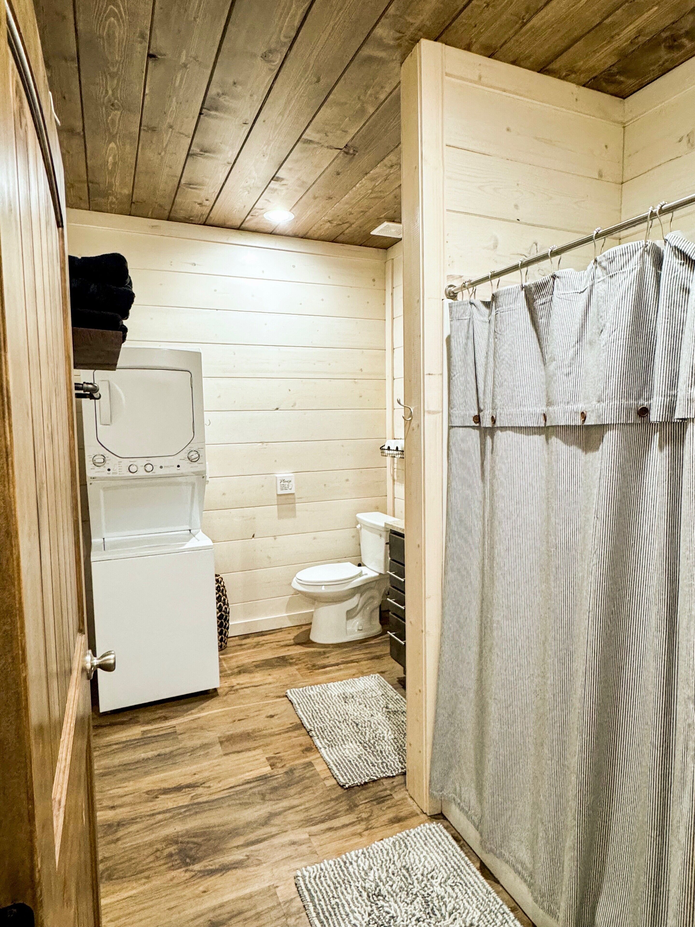 Ducha, secador de pelo, toallas y jabón