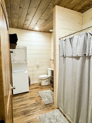 Een douche, een haardroger, handdoeken, zeep