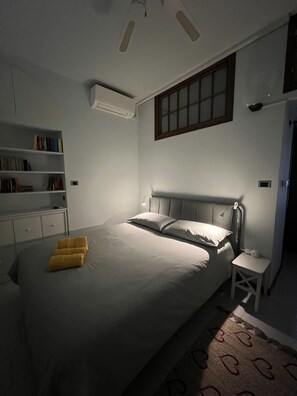 1 bedroom, desk, free WiFi, bed sheets - Cosy centrally located apartment with free of charge garage (Milano)