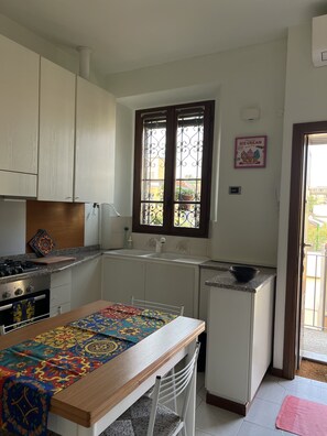 Refrigerador, horno, parrilla de estufa y cafetera y tetera 