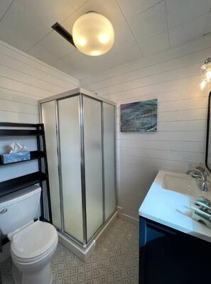 Shower, hair dryer, towels, soap - R and M Escape (Detroit Lakes)