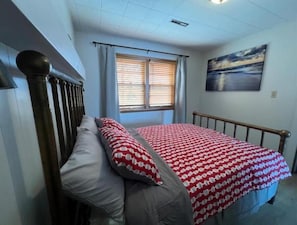 3 bedrooms, WiFi, bed sheets - R and M Escape (Detroit Lakes)