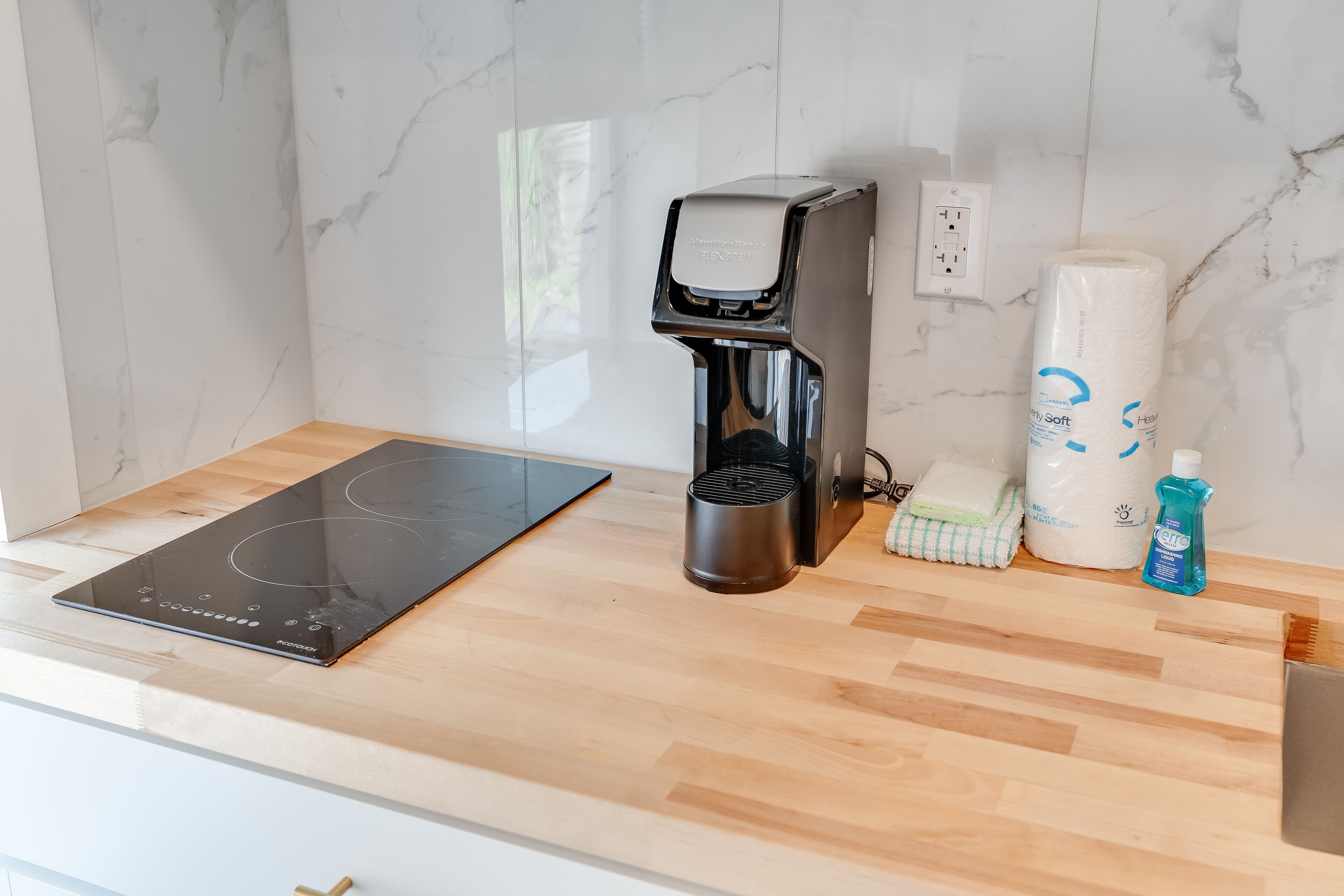 Fridge, microwave, stovetop, coffee/tea maker