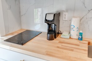 Fridge, microwave, stovetop, coffee/tea maker - Premium Studio in Panama City Beach! (Panama City Beach)