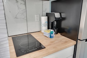 Refrigerador, microondas, placa de cocina, cafetera/tetera