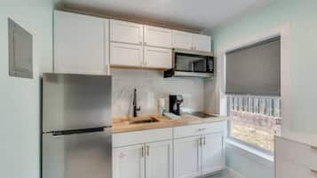 Refrigerador, microondas, parrilla de estufa y cafetera y tetera
