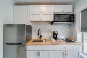 Frigorifero, microonde, piano cottura, macchina per tè/caffè