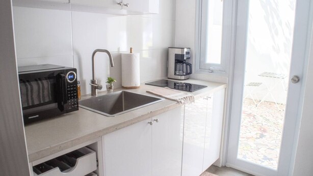 Cafetera y tetera, refrigerador, microondas y parrilla de estufa