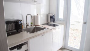 Køleskab, mikrobølgeovn, kogeplade, kaffe-/temaskine