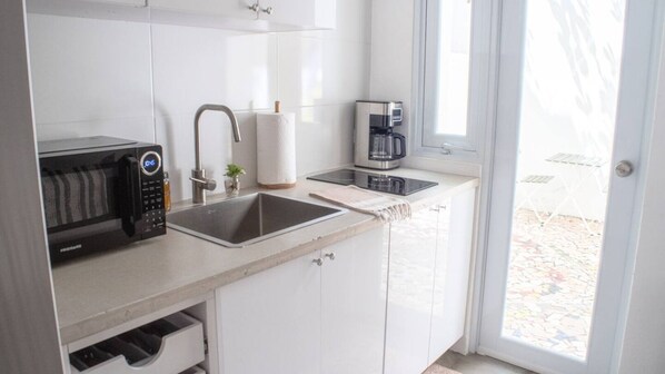 Fridge, microwave, stovetop, coffee/tea maker - Casita Amarilla by Stay Here PR (San Juan)