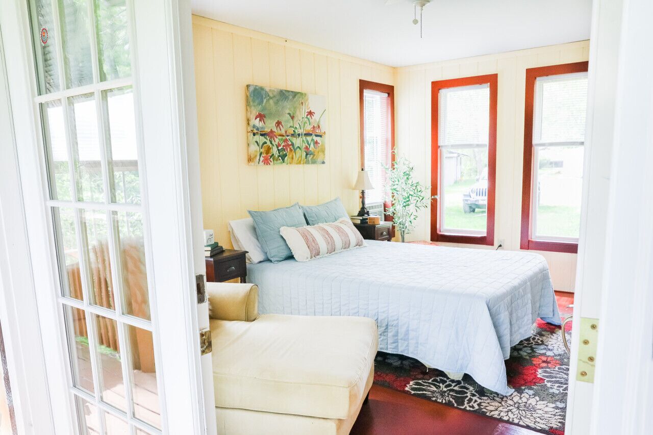 New! Joy Cottage - the perfect place for romance, by Buffalo Mtn Getaway