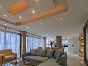 Living area - Stunning PH 4bd W/rooftop Jacuzzi 5th AV (Playa del Carmen)