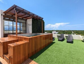 Outdoor spa tub - Stunning PH 4bd W/rooftop Jacuzzi 5th AV (Playa del Carmen)