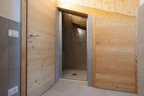 Chalet Prestige, vue sur la montagne | Salle de bain | Douche, douche cascade, articles de toilette (gratuits)