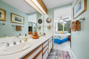 คอนโดสำหรับครอบครัว, 2 ห้องนอน, วิวสวน | ห้องน้ำ | ฝักบัวในอ่างอาบน้ำ, ฝักบัวนวดด้วยพลังน้ำ, ไดร์เป่าผม, ผ้าเช็ดตัว