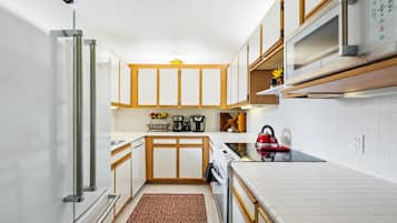 Condo familiar, 2 habitaciones, vista al jardín | Cocina privada | Refrigerador con congelador, microondas, horno y lavavajillas