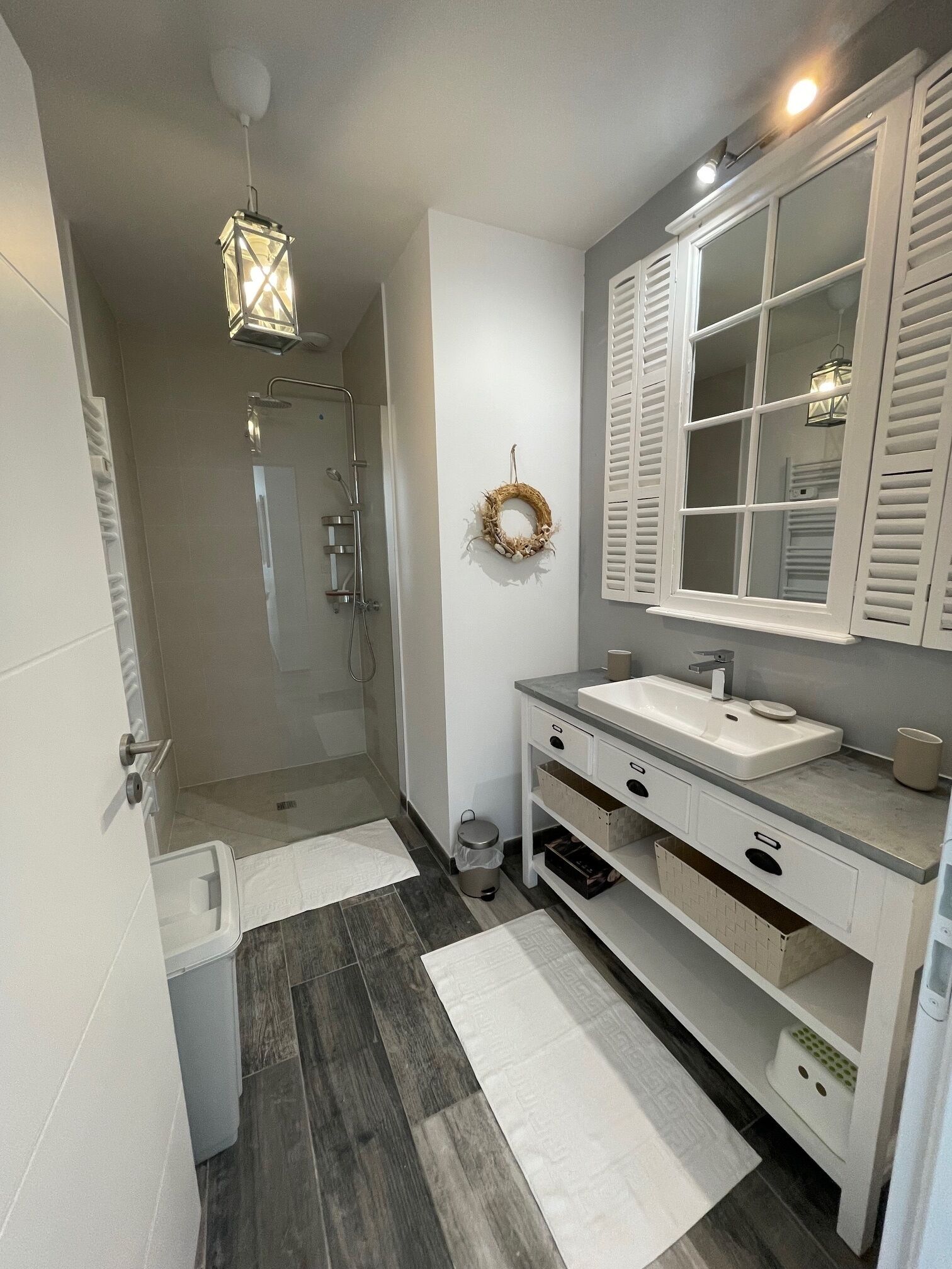 Dusche, Haartrockner, Handtücher, Toilettenpapier