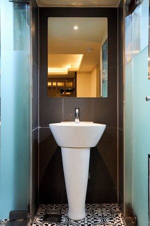 Habitación Confort | Baño | Ducha, cabezal de ducha tipo lluvia, secador de pelo y albornoces