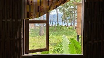 Standard Cabin | Laptop workspace, bed sheets