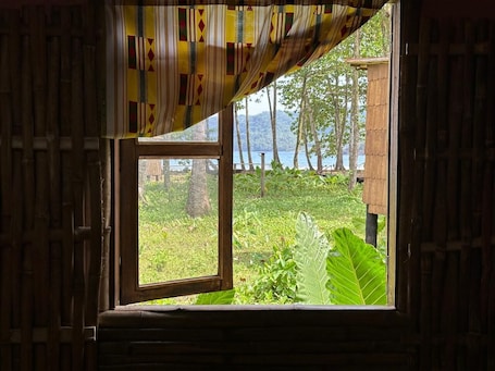 Standard Cabin | Laptop workspace, bed sheets