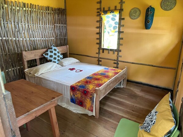 Hytte – standard | Skrivebord for bærbar PC og sengetøy