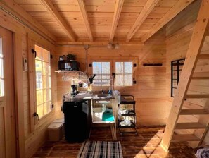 Een koelkast, een microgolfoven, een kookplaat