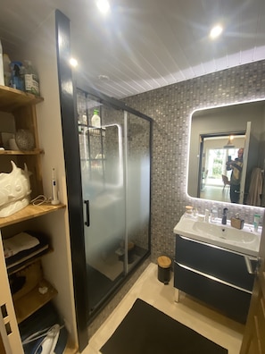 Dusche, Haartrockner, Handtücher, Toilettenpapier
