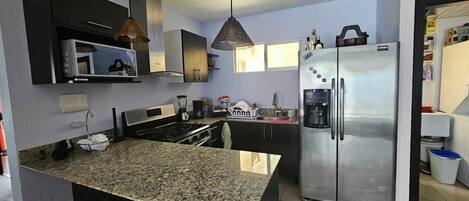 ثلاجة، ميكروويف، فرن، موقد طهي مسطح