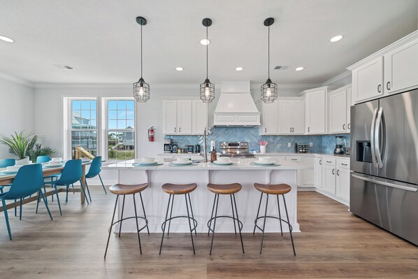 冷蔵庫、電子レンジ、オーブン、コンロ