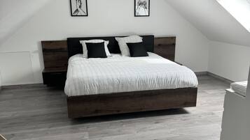 3 chambres, bureau, fer et planche Ă  repasser, lit parapluie