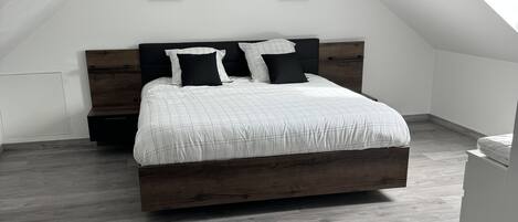 3 chambres, bureau, fer et planche à repasser, lit parapluie