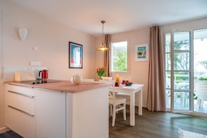 Fridge, microwave, dishwasher, coffee/tea maker - Penfret - Appt avec piscine, vue mer, plage à 50m (Benodet)