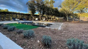 A backyard with a swimming pool, lounge chairs, and a well-maintained lawn. - Douceur d'Olive - Maison avec piscine privée (Fox-Amphoux)
