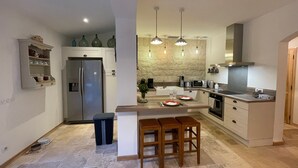 Coffee/tea maker, fridge, microwave, oven - Coeur de Lavande - Maison climatisée avec piscine (Fox-Amphoux)