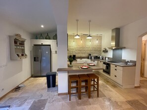 Fridge, microwave, oven, dishwasher - Coeur de Lavande - Maison climatisée avec piscine (Fox-Amphoux)