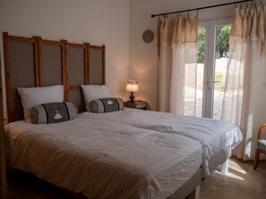 3 bedrooms, iron/ironing board, free WiFi, bed sheets - Coeur de Lavande - Maison climatisée avec piscine (Fox-Amphoux)