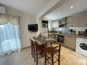 Kühlschrank, Mikrowelle, Ofen, Geschirrspüler