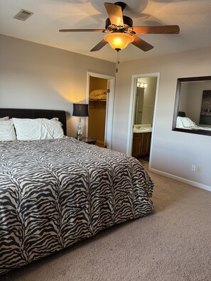 2 chambres, coffres-forts dans les chambres, bureau