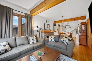 TV, fireplace - Port Credit Charm: Steps to Lake ~ Backyard (Mississauga)