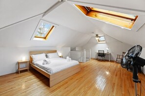 3 bedrooms, iron/ironing board, free WiFi, bed sheets - Port Credit Charm: Steps to Lake ~ Backyard (Mississauga)