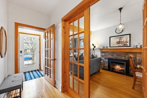 Port Credit Charm: Steps to Lake ~ Backyard