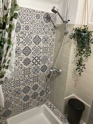 Shower, hair dryer, towels, soap - Charming, quiet apartment near Garibaldi and Port Lympia (Nice)