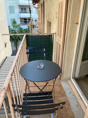 Outdoor dining - Charming, quiet apartment near Garibaldi and Port Lympia (Nice)