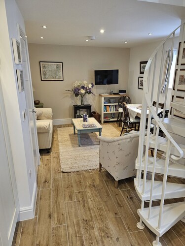 Charming hideaway in Shrewsbury town centre with free secure parking. 