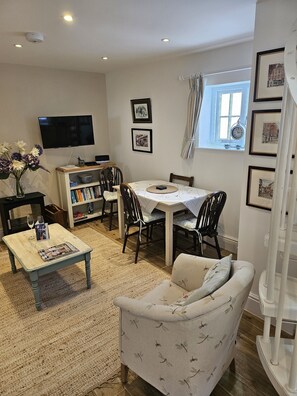 Dining - Charming hideaway in Shrewsbury town centre with free secure parking.  (Shrewsbury)