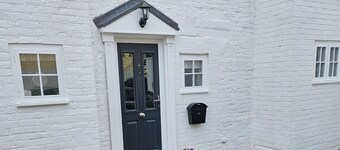 Charming hideaway in Shrewsbury town centre with free secure parking.