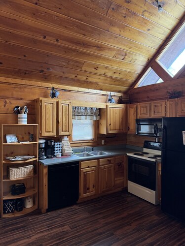 📍 Prime location, 🎡 1 mi to Parkway and The Island, 🎢 5 mi to Dollywood