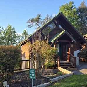 Exterior - 📍 Prime location, 🎡 1 mi to Parkway and The Island, 🎢 5 mi to Dollywood (Pigeon Forge)