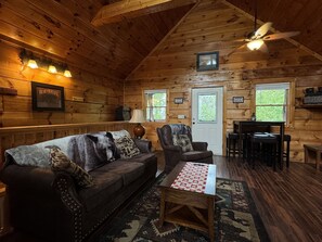 Smart TV, video games - 📍 Prime location, 🎡 1 mi to Parkway and The Island, 🎢 5 mi to Dollywood (Pigeon Forge)